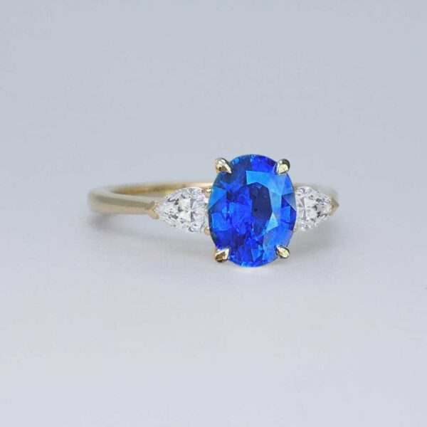 cornflower-blue-oval-Ceylon-sapphire-diamond-engagement-ring-sydney-jeweller-lizunova-australia